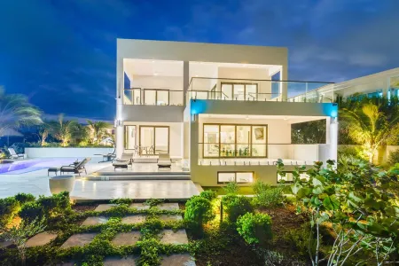 Villa DelEvan 4E / Beachfront 6 bedroom house on the Grace Bay Beach,