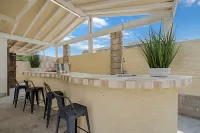 Tropical Home with Pool/Spa, BBQ, Fire pit. Family fun!