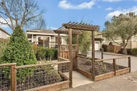 Urban Elegance in Wine Country: Unwind Just Steps from Healdsburg Plaza! Hotels in Healdsburg