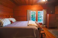 Charming Lakefront Home: Big Porches, Kayaks & Room to Gather