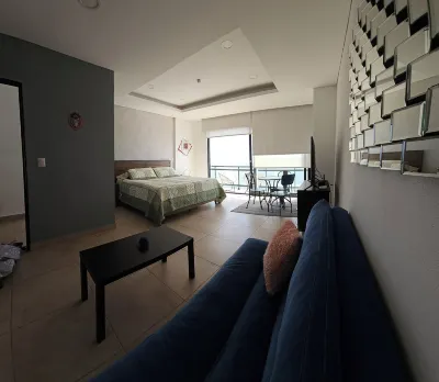 3BR condo, right on the beach, fully equipped, beach cccess.  호텔