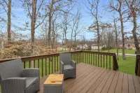 Comfortable and bright home - near downtown Mystic.