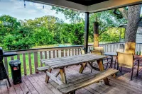 Cozy lake side villa for family getaway. Pet-friendly Hotels in Sherman-Denison