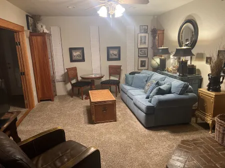 One Mile from I 5 Lovely suite, gas fireplace, air conditioned, dog friendly.