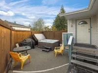 Oceanfront Cottage: Private Dock, Beach Access, Hot Tub, BBQ & Free Kayaks スークのホテル