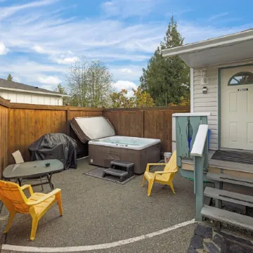 Oceanfront Cottage: Private Dock, Beach Access, Hot Tub, BBQ & Free Kayaks