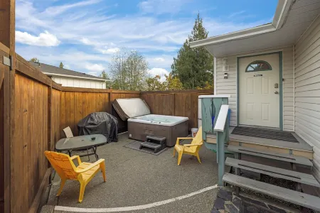 Oceanfront Cottage: Private Dock, Beach Access, Hot Tub, BBQ & Free Kayaks