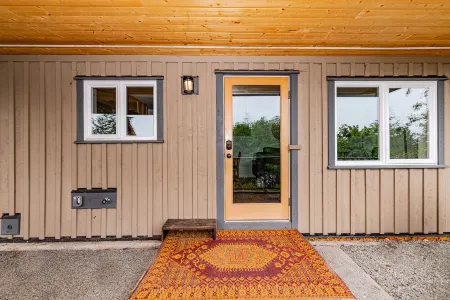 Close to Ganges. 2br 1bath apartment. Peaceful treed setting Отели рядом с достопримечательностью «Salt Spring Wild Cider»
