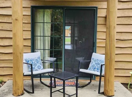 Hike and enjoy a relaxing time at Starved Rock! Family-Size Cozy Cabin