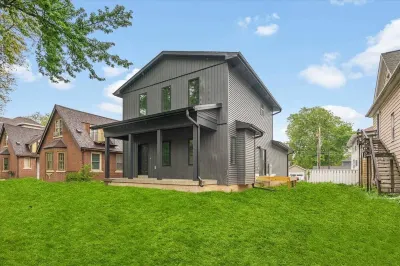 Modern 4 Bed/3.5 Bath Farmhouse Steps to Downtown CF! Hotels near Panther Lounge