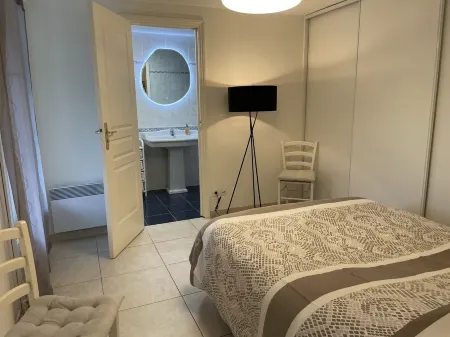 Well-kept apartment domaine with, pools, tennis. Pet friendly