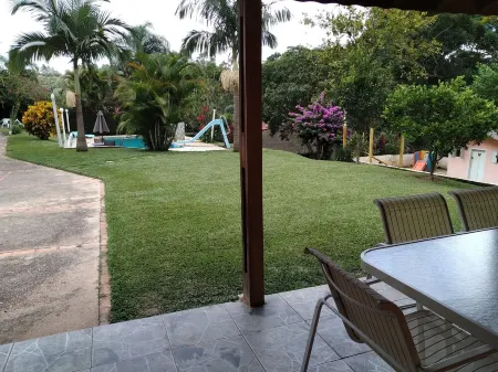 Experience tranquillity at Chácara Bicho Preguiça: your perfect natural refuge! Отели в г. Майринки