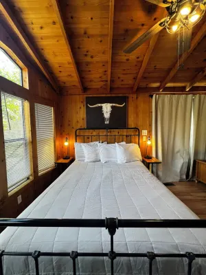 Oak Grove Getaway: Unique & Secluded Cabin with Breathtaking  Views, Wifi