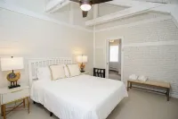 Top-Rated Vineyard Retreat: Hot Tub + Private Lambert’s Cove Beach Access! Hotels near Lambert's Cove Beach