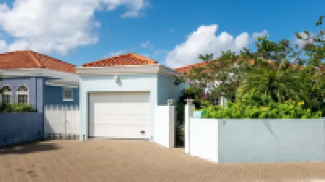 Tropical oceanfront villa, full AC, private pool, great diving and snorkeling Hotels in 