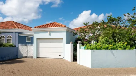 Tropical oceanfront villa, full AC, private pool, great diving and snorkeling