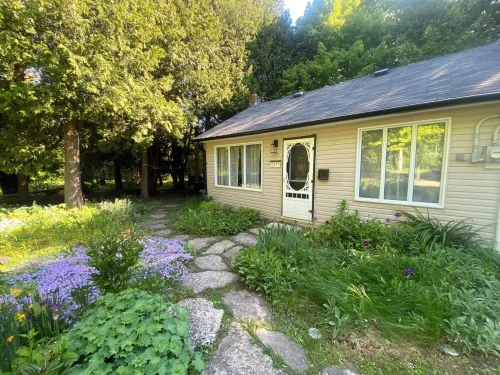 Cozy/private cabin located in Lions head beside Bruce trail!