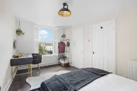 Peaceful, Homely, Pet Friendly with Private Parking - Holiday Apartment 13B