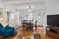Amazing remodeled house that sleeps 11! Walk to downtown Portsmouth and park 8+