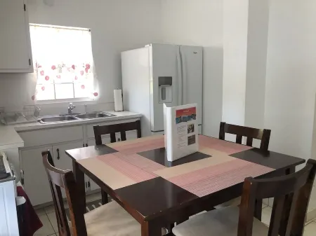 Hidden Hilltop Treasure Отели рядом с База гидросамолетов Сент-Томас