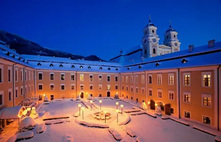 Live like a king - maisonette apartment in a castle hotel Отели в г. Мондзее