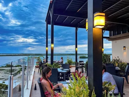 PRIVATE PENTHOUSE VIEWS on the TOP/5th FLOOR!! 2 Bedroom Condo at SUNSET CARIBE! Отели в г. Ambergris Caye