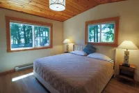 OCEAN FRONT/BEACH access, RENOVATED House Private Lot, PET Friendly, Short Term Hotels in Gabriola