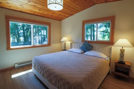 OCEAN FRONT/BEACH access, RENOVATED House Private Lot, PET Friendly, Short Term Отели в г. Нанаймо