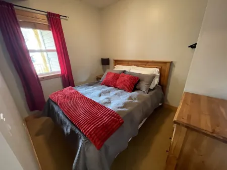 Newly redecorated condo right on the ski hill with private hot tub.