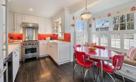 Heart of East Hampton Village with Outdoor Kitchen Отели рядом с достопримечательностью «Drawing Room»