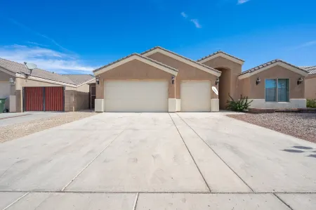 Mohave Desert Pool Home Отели в г. Форт Мохаве