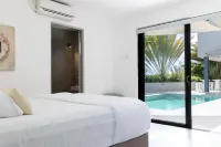 J E T S E T giant stylish Villa at Spanish Water Bay 11 BDR, 24/7 security, gym