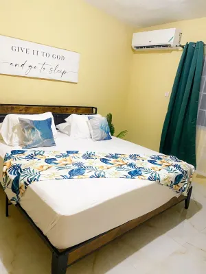 Peaceful Getaway in central area close to food and popular Jamaican adventures
