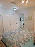 " Tradewinds" Updated Luxury Condo-Turtle Cove- 5 Minute Walk to Beach