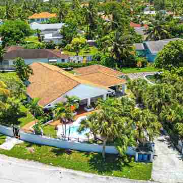 4-bedroom House with private Pool - walking distance to Baha Mar and Beach Hotel Exterior