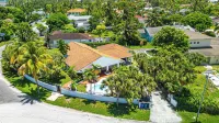 4-bedroom House with private Pool - walking distance to Baha Mar and Beach
