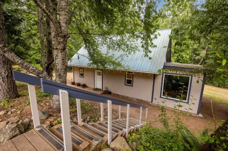 Gorgeous 2BR cabin on secluded lot minutes from Hood Canal activities
