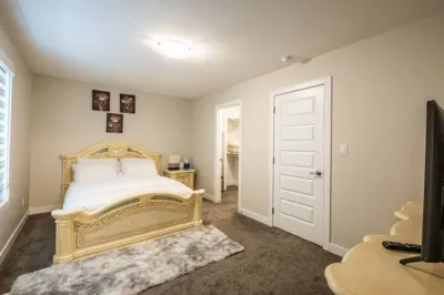 Creekwood Lodgette Luxury 3 bedroom Hotels near Cabela's Edmonton (South)