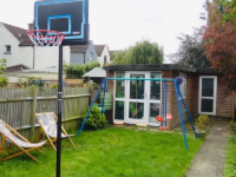 Clean & Cosy 3 Bed House with Free Pvt Parking