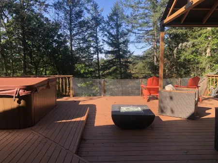 Misty Haven Main House Отели в г. Саанич