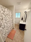 Large Ranch House Private Sleeps 12 Big Living Room and Back Yard Close Downtown Hotels near Walgreens at Community Health Network - North