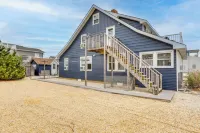 8 Mi Barnegat Lighthouse Apt with Balcony! Hotel a Manahawkin