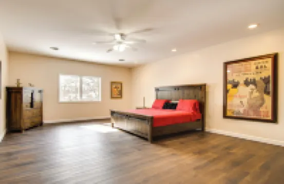 Hot Tub and Sauna Hoffman Estates Villa in Elgin!