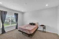 Charming 4br Ranch-style Home Corner Lot 4 Bedroom Home - Homestays