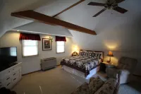 Trickling Waters Retreat Hotels in Marquette