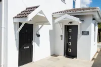 Bushrah House Hotels in Карлтон