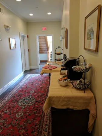 Pelham Court Hotel Отели рядом с достопримечательностью «Брейкерс»