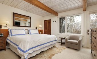Deluxe 2 Bedroom Apartments at Resort with Outdoor Pool & Hot Tub