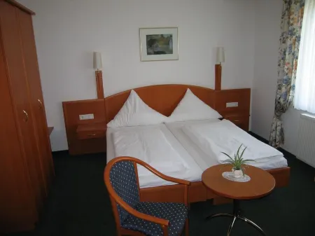 Hotel Garni Alt Refrath Отели в г. Бергиш-Гладбах