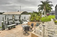 Lakefront Cape Coral Home w/ Private Pool & Dock! - Parkplatz